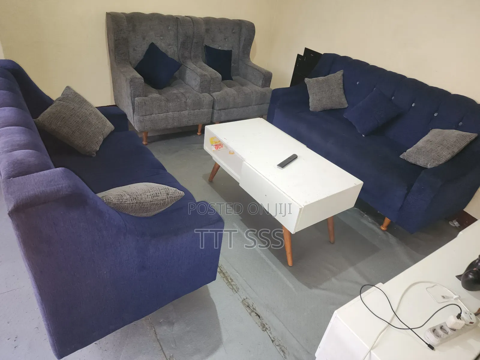 ቆንጆ ሶፋ ከነ ጠረጴዛ እና ቲቪ Stand