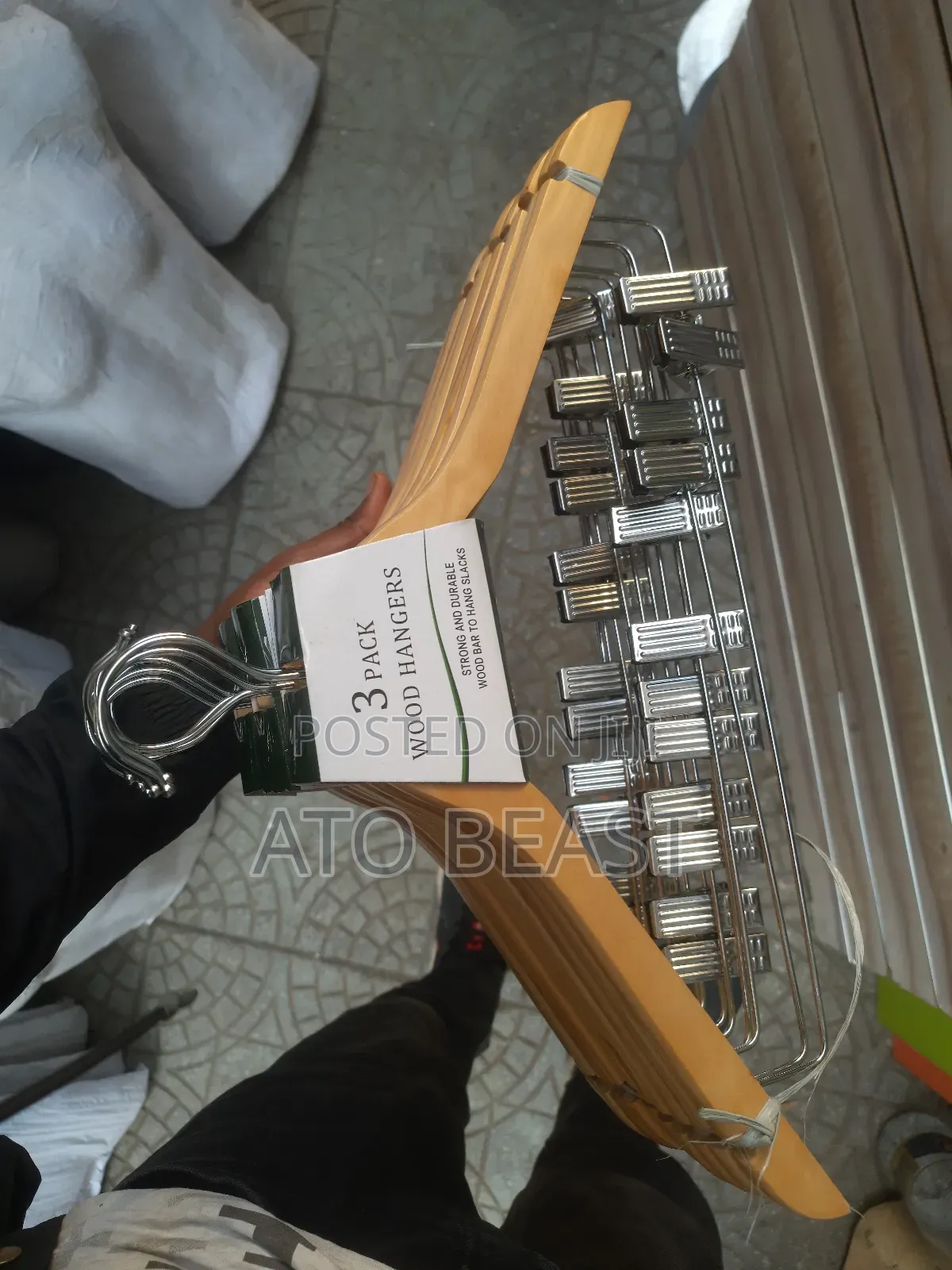 Wooden Clothes Hangers የእንጨት የልብስ መስቀያ መቆንጠጫ ያለው