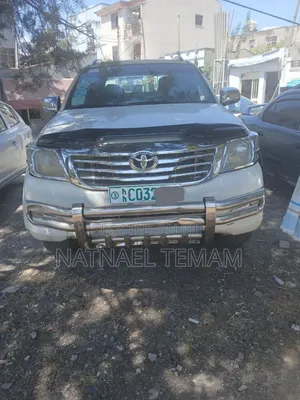 Photo - Toyota Hilux 2012 White