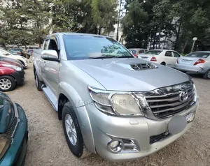 Photo - Toyota Hilux 2023 Gray