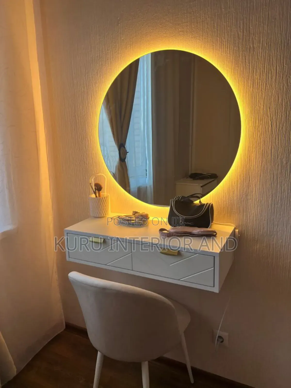 Dressing Tabel ( Circled Mirror and Light )