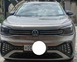 Photo - Volkswagen ID.6 2023 Gold