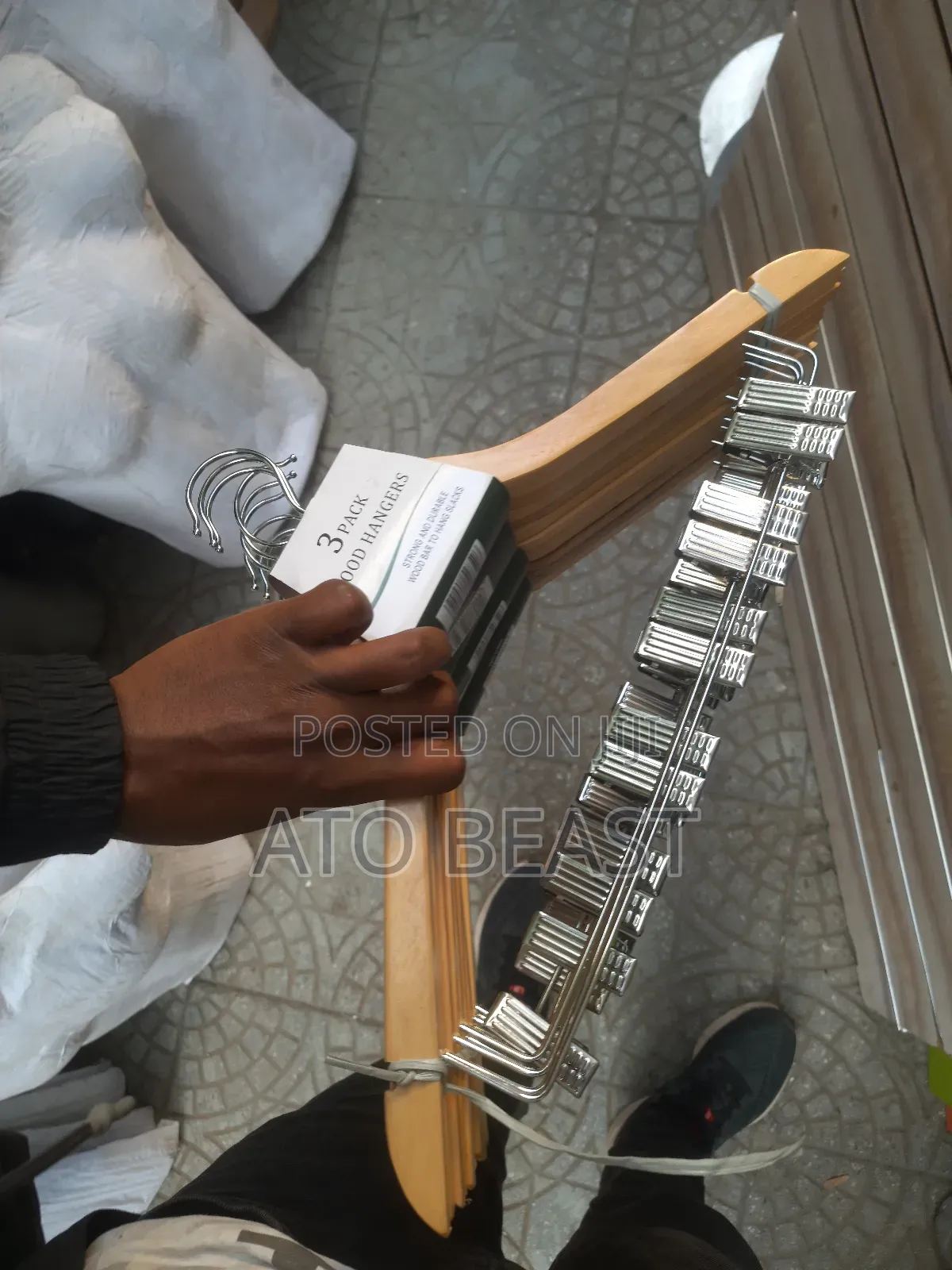 Wooden Clothes Hangers የእንጨት የልብስ መስቀያ መቆንጠጫ ያለው