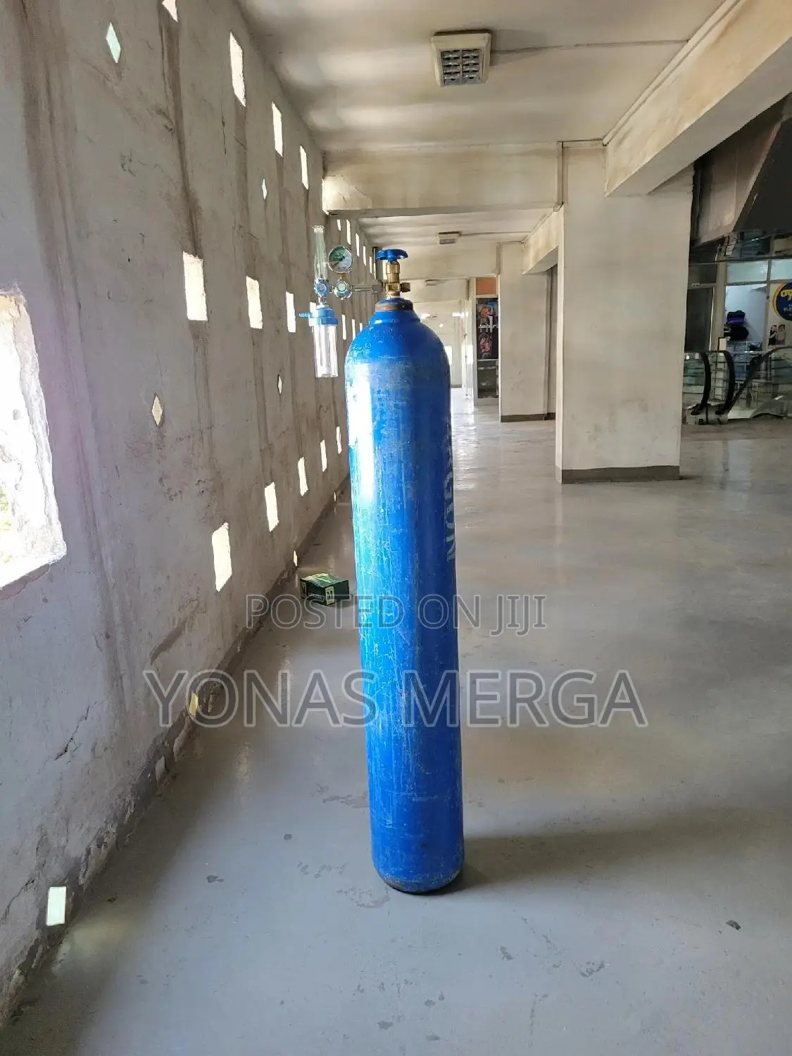 Oxygen Cylinder睇昍oxygen Tank/Blue Argon Gas Cylinder With a Regulator