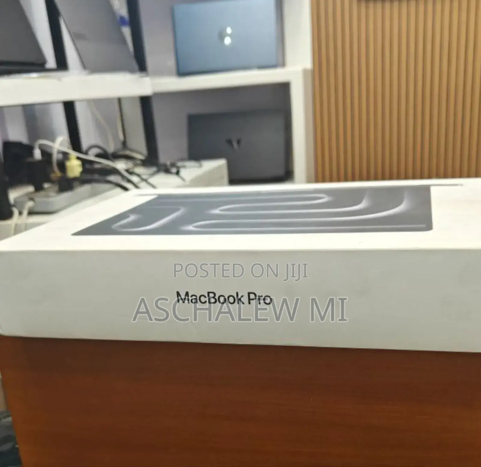 New Laptop Apple Macbook Pro 2025 M5 14-Inch 16GB Apple M5 SSD 512GB