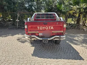 Toyota Hilux 2000 Red