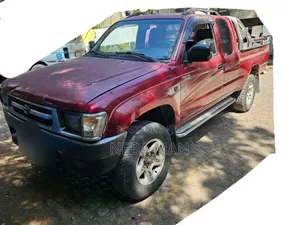 Toyota Hilux 2000 Red