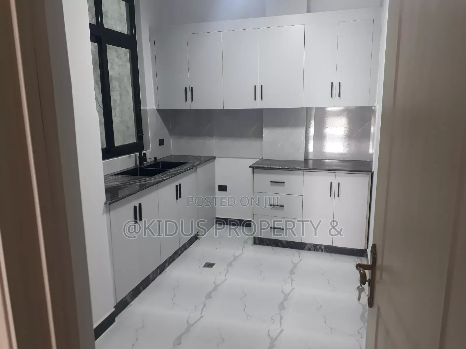 4bdrm Apartment in Lebu Medehaniyalem, Nifas Silk-Lafto for rent