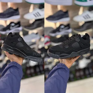 Photo - Jordan 4 Black Cat