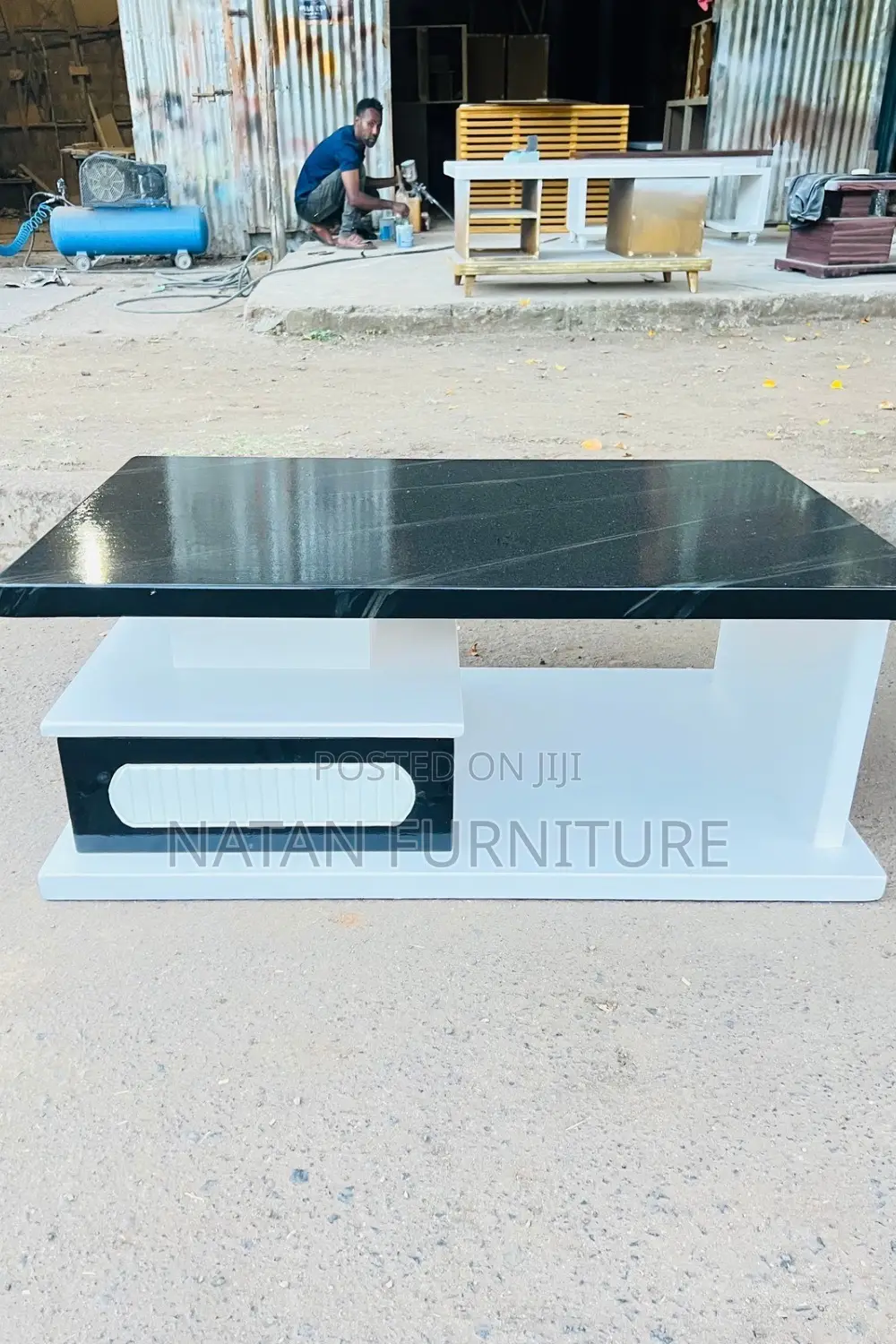 እጥር ምጥን ያለች የሶፋ ጠረቤዛ ለኪራይ ቤት የሚሆን ጥራቱን በጠበቀ ግብአት የተሰራ