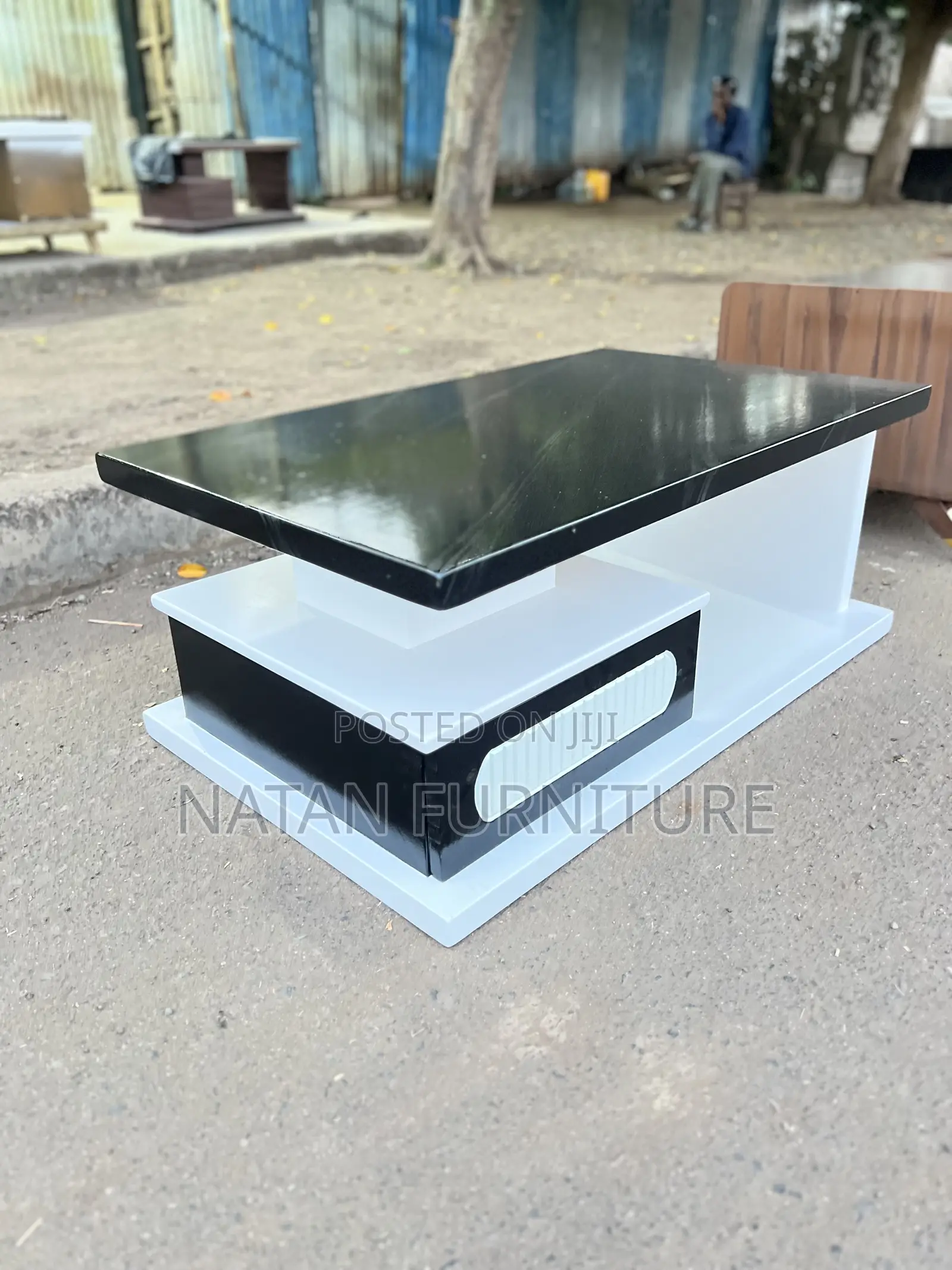 እጥር ምጥን ያለች የሶፋ ጠረቤዛ ለኪራይ ቤት የሚሆን ጥራቱን በጠበቀ ግብአት የተሰራ