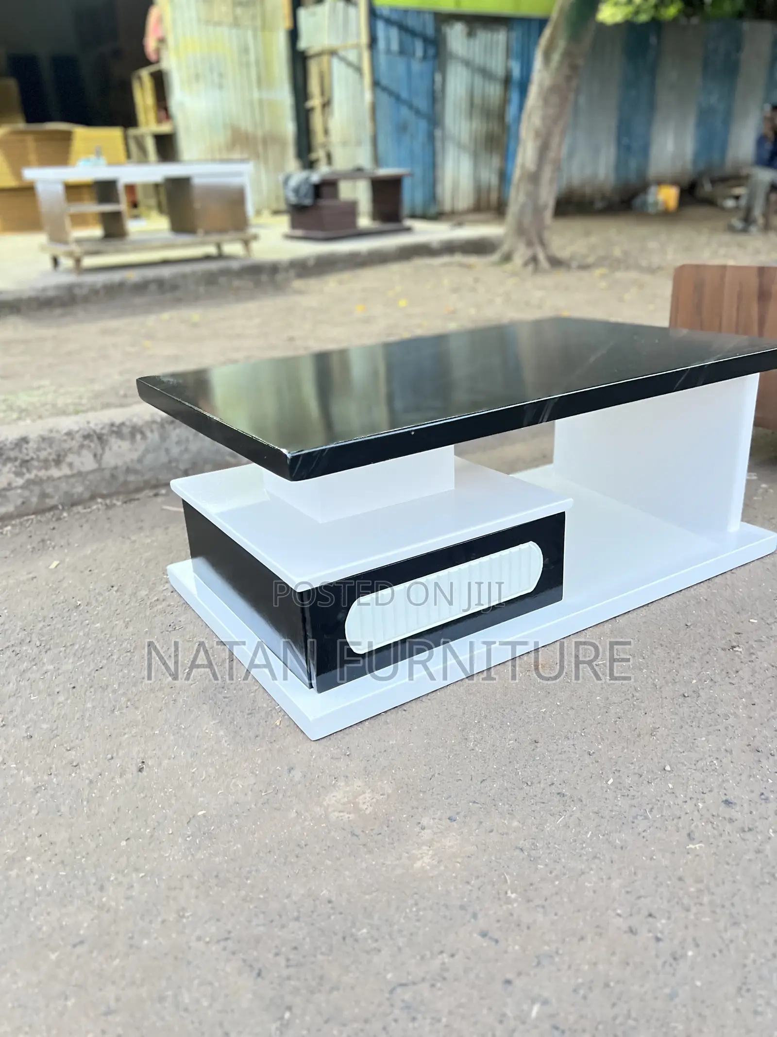 እጥር ምጥን ያለች የሶፋ ጠረቤዛ ለኪራይ ቤት የሚሆን ጥራቱን በጠበቀ ግብአት የተሰራ