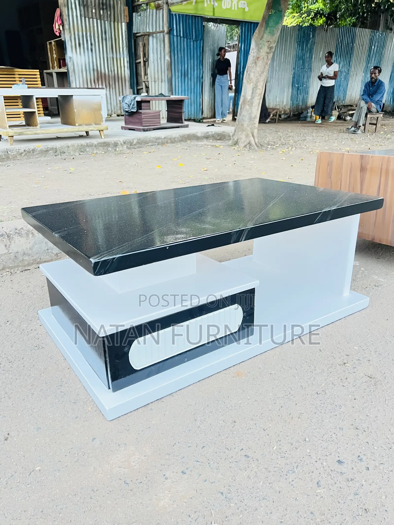 እጥር ምጥን ያለች የሶፋ ጠረቤዛ ለኪራይ ቤት የሚሆን ጥራቱን በጠበቀ ግብአት የተሰራ