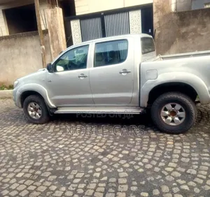 Photo - Toyota Hilux 2010 Gold