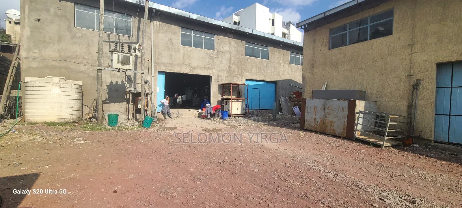 ለ፦ራይ የቀረበ መጋዘን