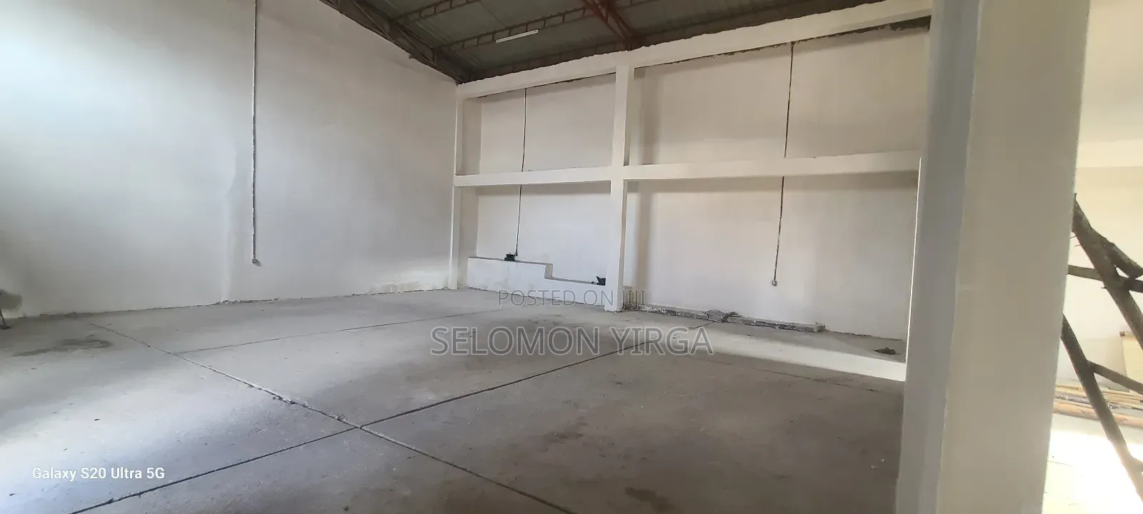 ለ፦ራይ የቀረበ መጋዘን