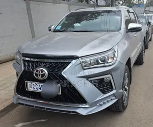 Photo - Toyota Hilux 2019 Silver