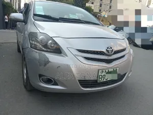 Photo - Toyota Yaris 2012 Silver