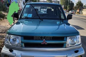 Mitsubishi Pajero 2000 Green