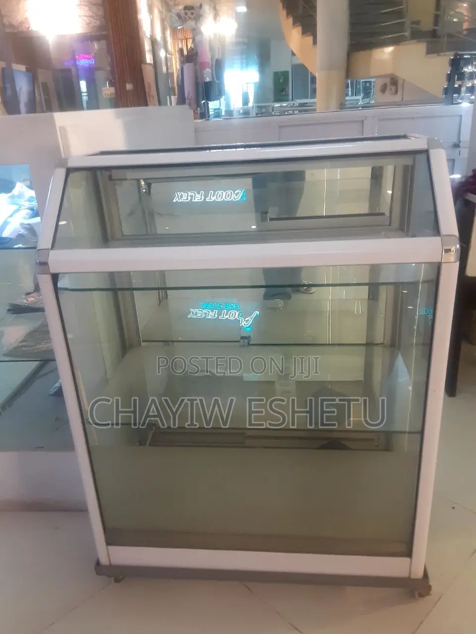 ብርሀነኔ አደረ ሞል 1ኛ ፎቅ ላይ ዲስፕሌይ ና ውስጡ ያለሁ እቃ እንሸጣለን ሦስቱን ዲስፕሌይ በ75000