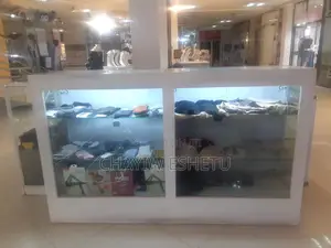 ብርሀነኔ አደረ ሞል 1ኛ ፎቅ ላይ ዲስፕሌይ ና ውስጡ ያለሁ እቃ እንሸጣለን ሦስቱን ዲስፕሌይ በ75000