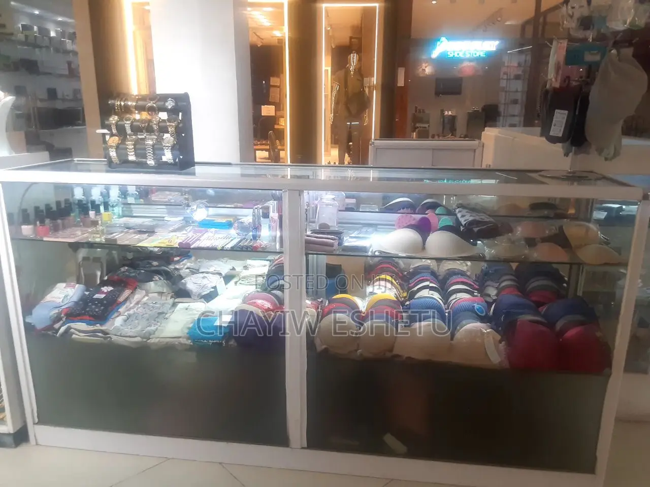 ብርሀነኔ አደረ ሞል 1ኛ ፎቅ ላይ ዲስፕሌይ ና ውስጡ ያለሁ እቃ እንሸጣለን ሦስቱን ዲስፕሌይ በ75000