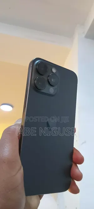 Photo - Apple iPhone 15 Pro Max 256 GB Gray