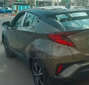 Toyota C-HR 2022 Gold