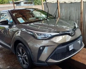 Photo - Toyota C-HR 2022 Gold