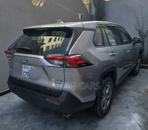 Photo - Toyota RAV4 2023 Silver