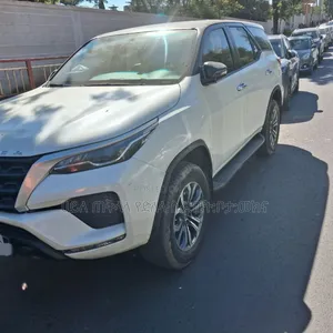 Photo - Toyota Fortuner 2020 Ivory