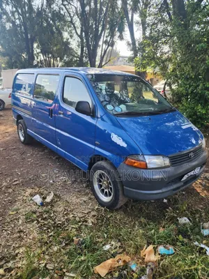 Photo - Toyota HiAce 2005 Blue