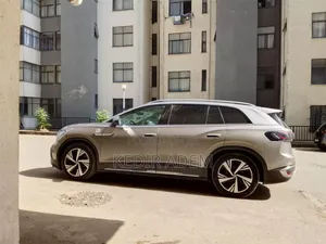 Volkswagen ID.6 2023 Gold