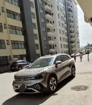 Volkswagen ID.6 2023 Gold