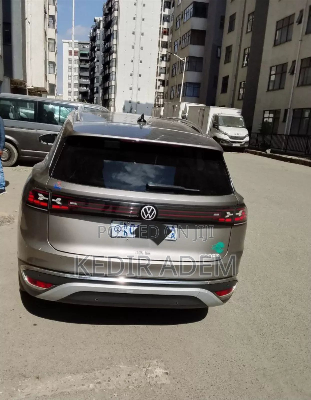 Volkswagen ID.6 2023 Gold