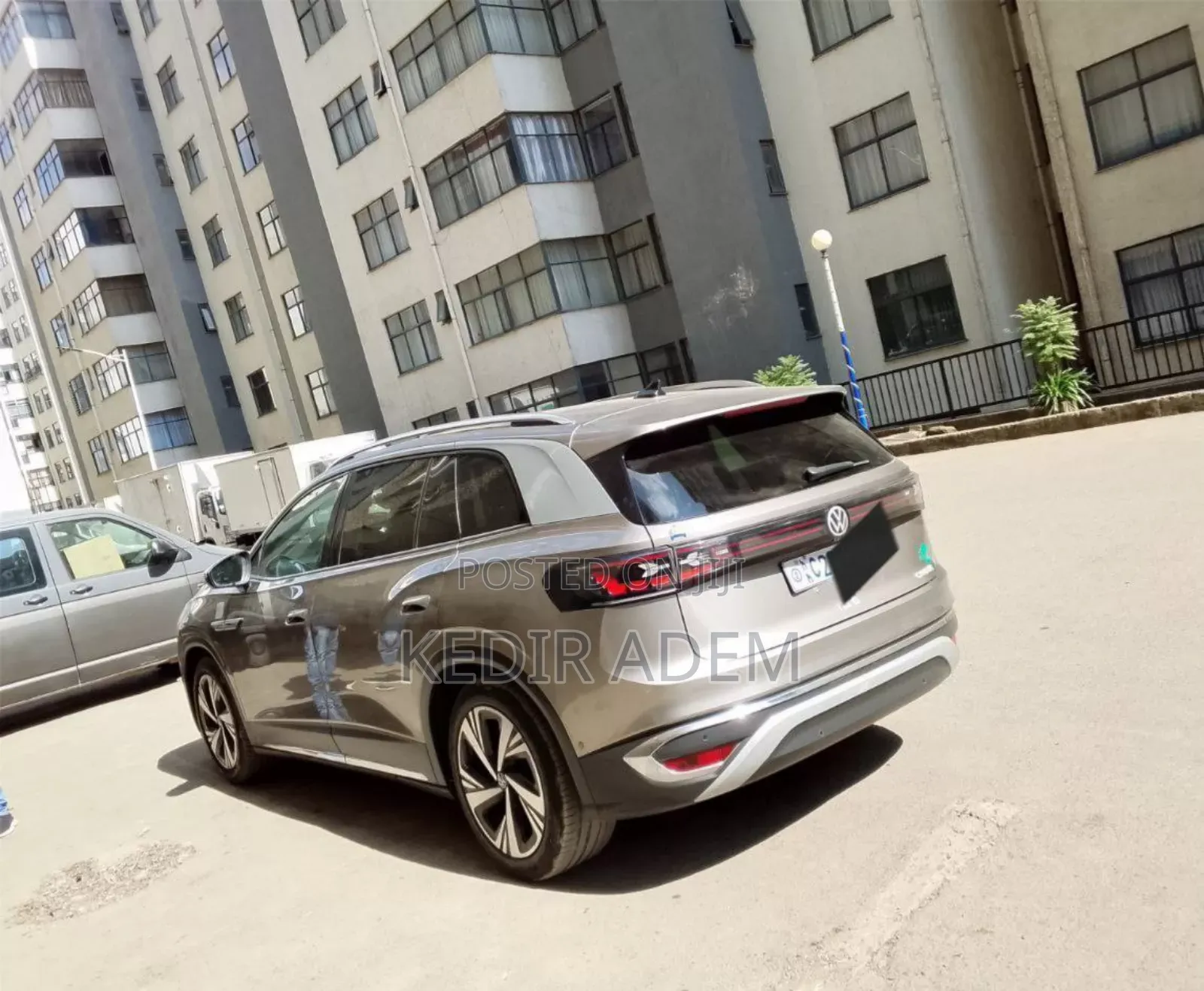 Volkswagen ID.6 2023 Gold