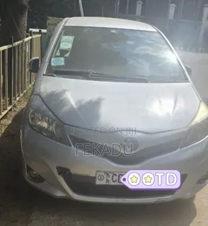 Toyota Yaris SE Hatchback 5dr 2012 Silver