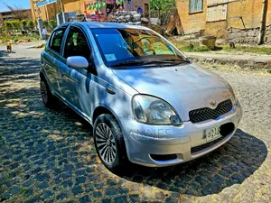 Toyota Vitz 2004 Silver
