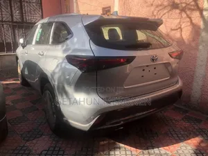 New Toyota Highlander Hybrid 2024 Silver