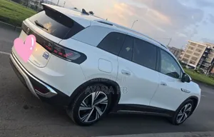 Photo - Volkswagen ID.6 2023 White