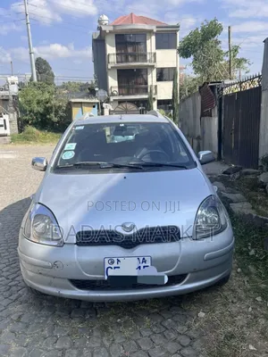 Photo - Toyota Vitz 2000 Silver