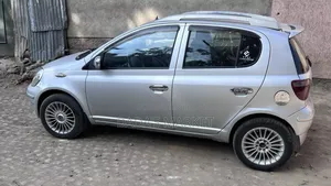 Toyota Vitz 2000 Silver