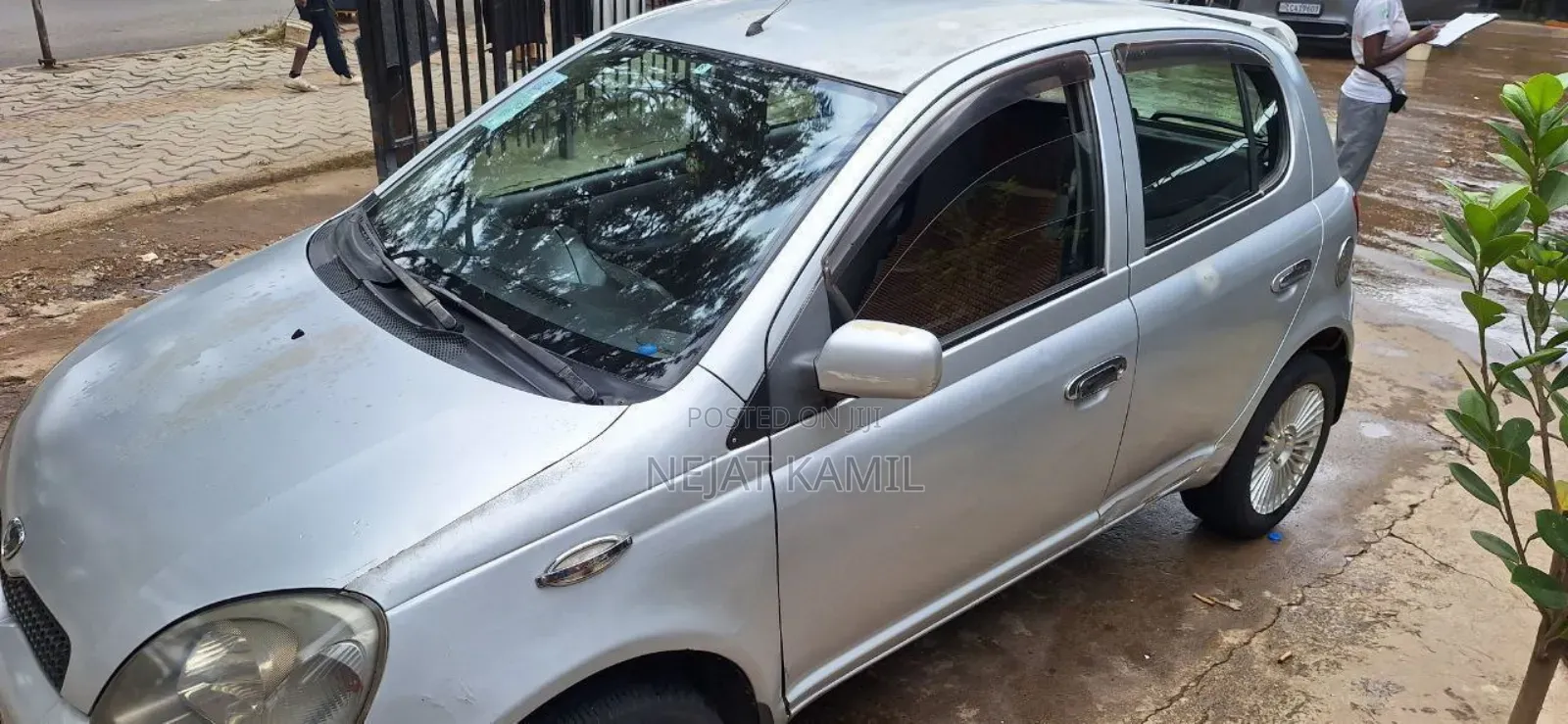 Toyota Vitz 2000 Silver