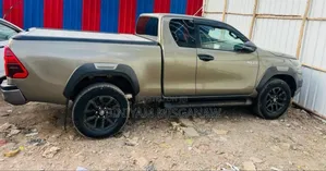 Photo - Toyota Hilux 2021 Gray