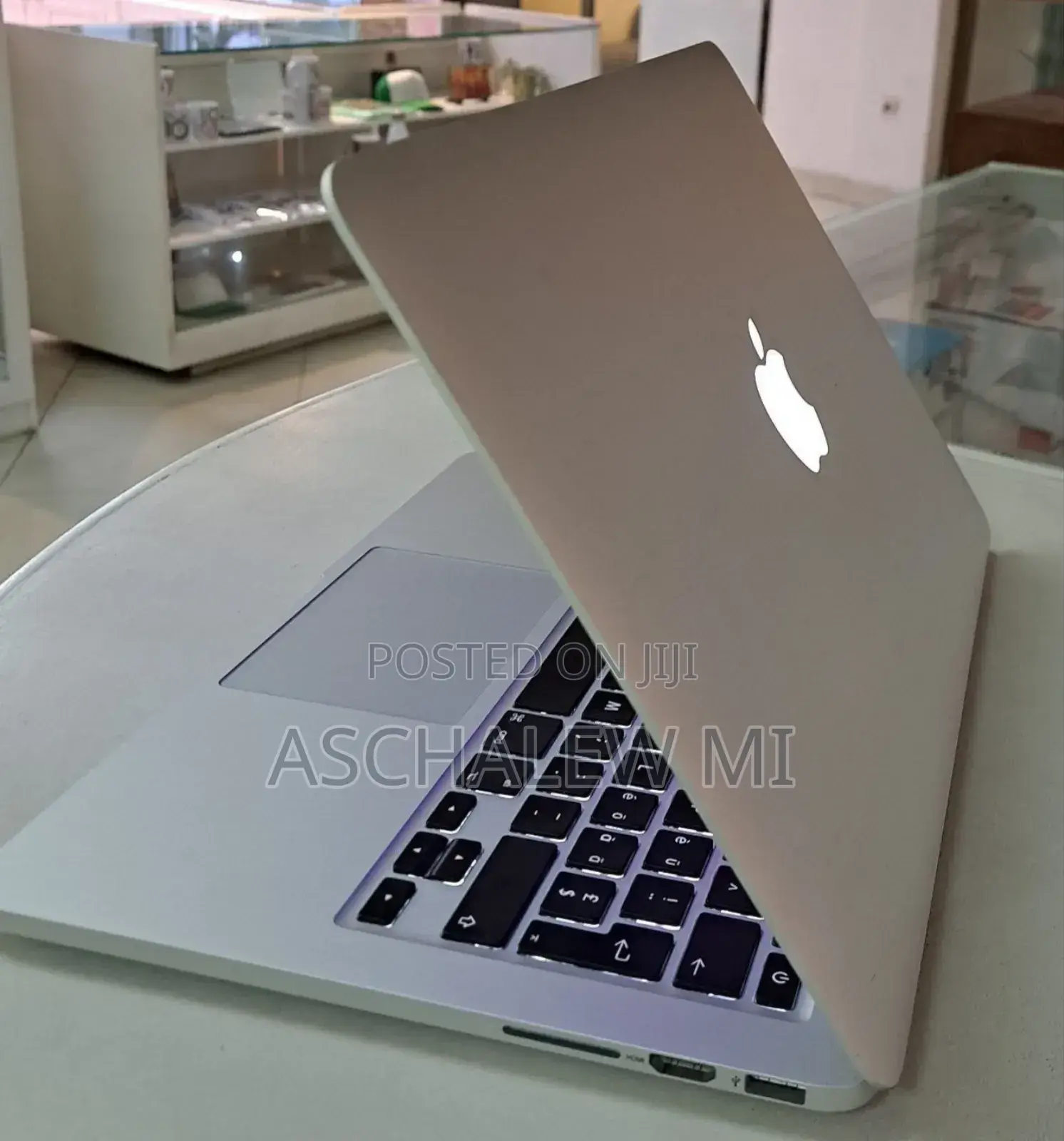 New Laptop Apple MacBook Pro 2015 8GB Intel Core I5 SSD 256GB