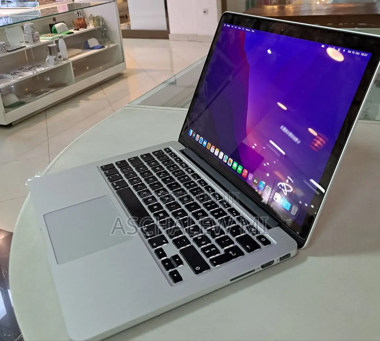 New Laptop Apple MacBook Pro 2015 8GB Intel Core I5 SSD 256GB