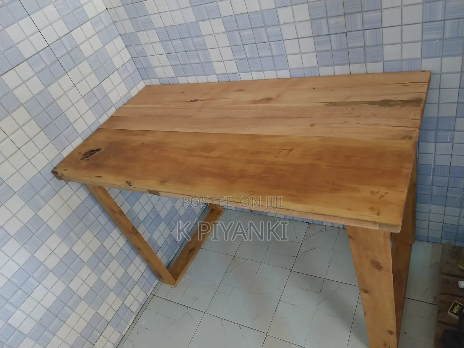 የኮምፒተር ማስቀመጫ Table