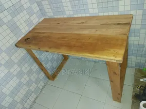 የኮምፒተር ማስቀመጫ Table