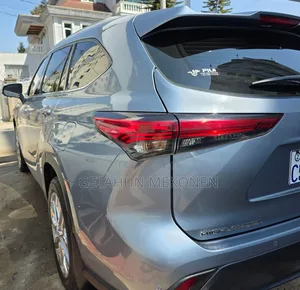 New Toyota Highlander Hybrid 2023 Blue