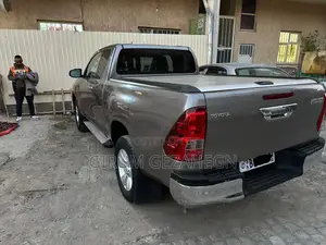 Photo - Toyota Hilux 2018 Gray